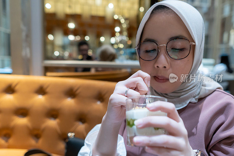 亚洲穆斯林妇女正在餐厅吃饭