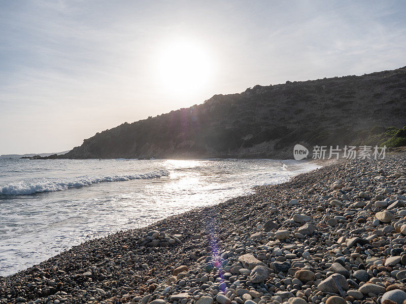 撒丁岛卵石海滩，日落