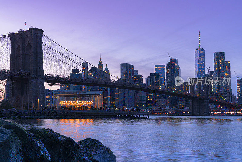 布鲁克林大桥公园位于曼哈顿和布鲁克林大桥之间，东河和背景中的曼哈顿天际线。，码头，戏剧，人行道