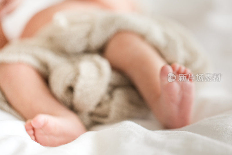新生儿的脚和腿与白色的背景