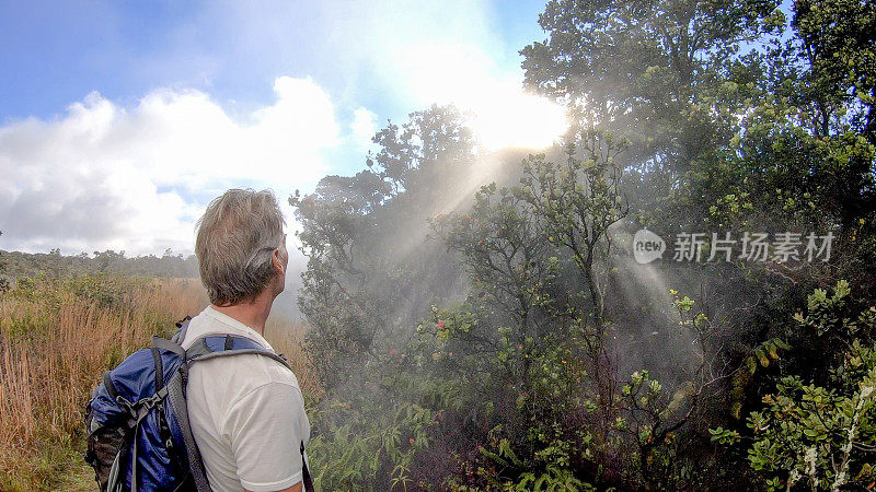 徒步旅行者探索火山口边缘步道，火山口Kīlauea