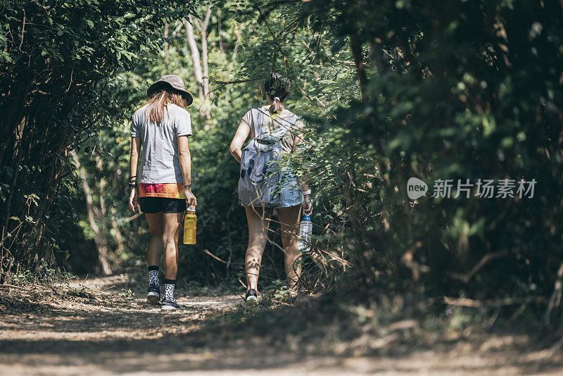 两个亚洲女人在台湾户外徒步旅行