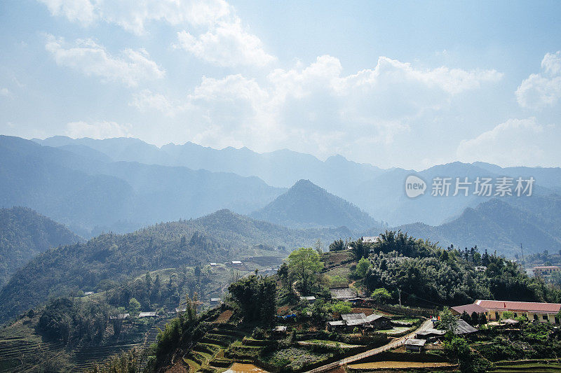 美丽的风景越过小村庄和山的萨帕，越南