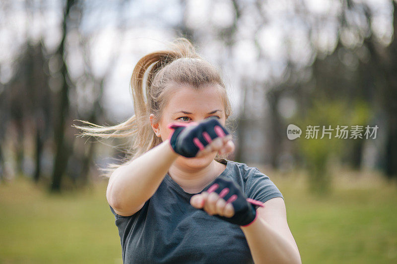 一个年轻女子在户外练习拳击