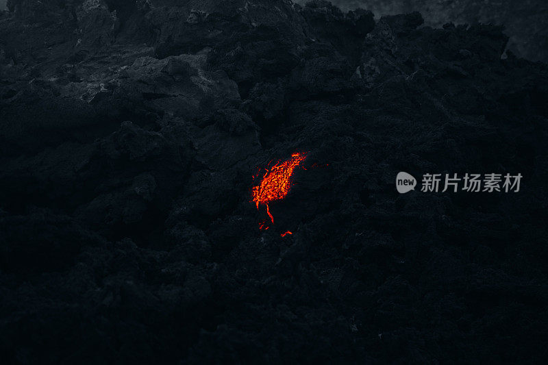 冰岛Fagradalsfjall火山喷发现场新熔化的燃烧熔岩的特写