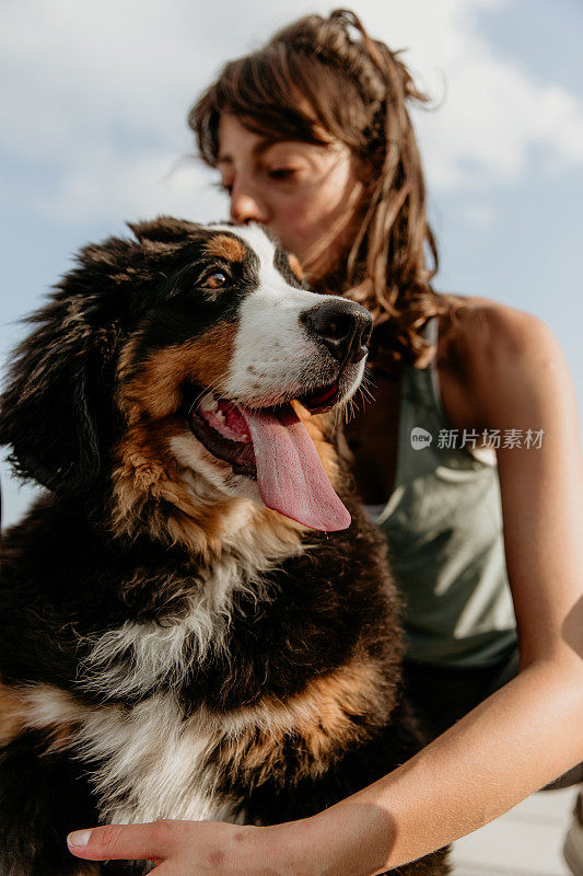 一个女人亲吻并爱着她的狗