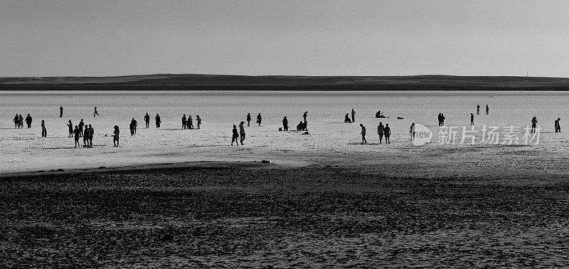 盐湖中人类剪影的黑白视图