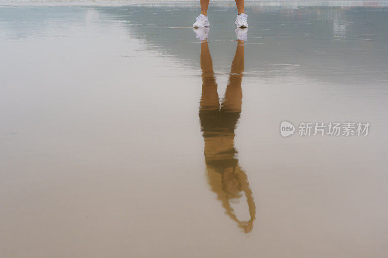 在沙滩上奔跑的女人