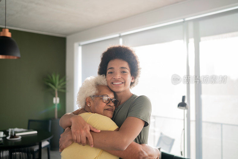 祖母和孙子在家里拥抱的画像