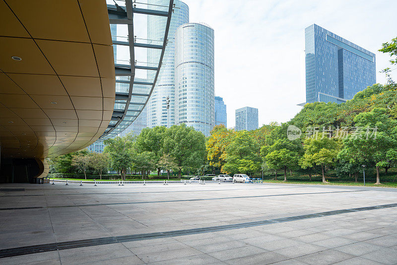 空旷的广场和城市里的现代建筑