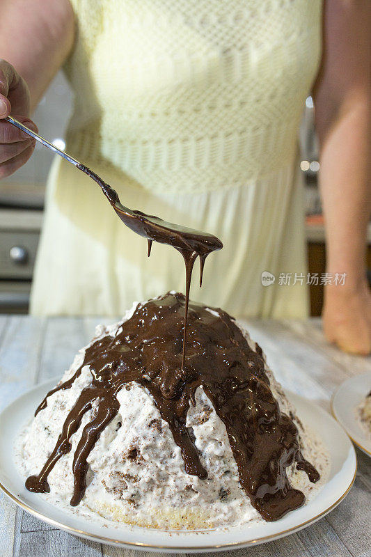 制作巧克力釉的过程。一步一步。一位妇女给自制的蛋糕浇上釉料。