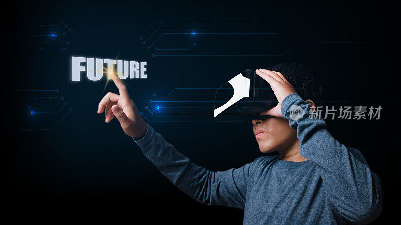 年轻人戴着虚拟现实头戴式耳机，触摸着带有“未来”字样的虚拟屏幕。未来的创新概念。