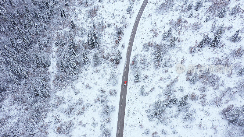 汽车行驶在冬天的乡村道路上