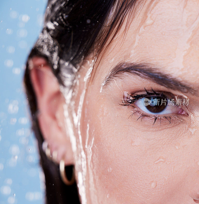 一名年轻女子在蓝色背景下洗澡的画室肖像
