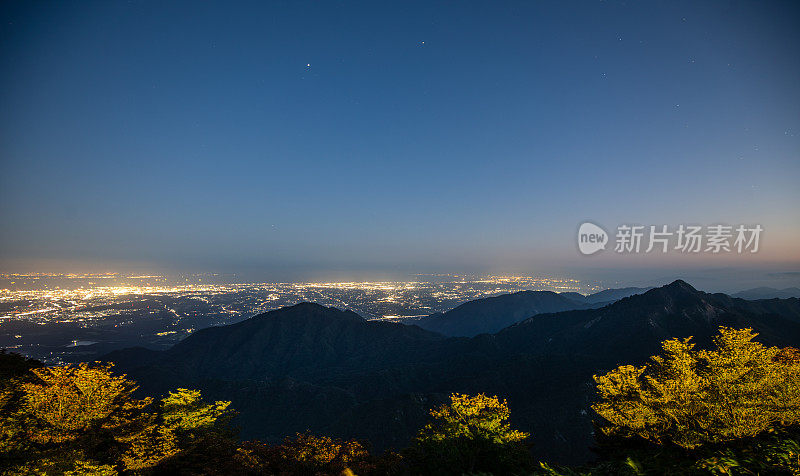 从高山上看城市灯光的夜景