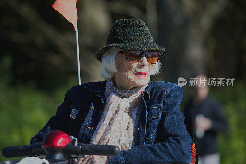骑滑板车的老妇人