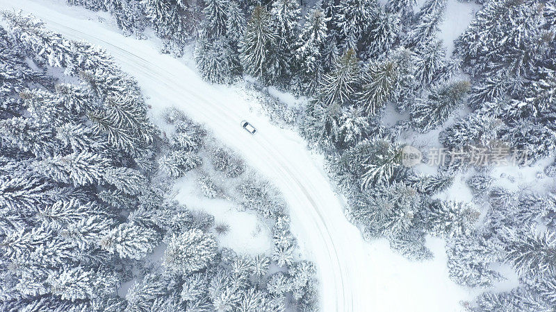 汽车行驶在冬天的乡村道路上