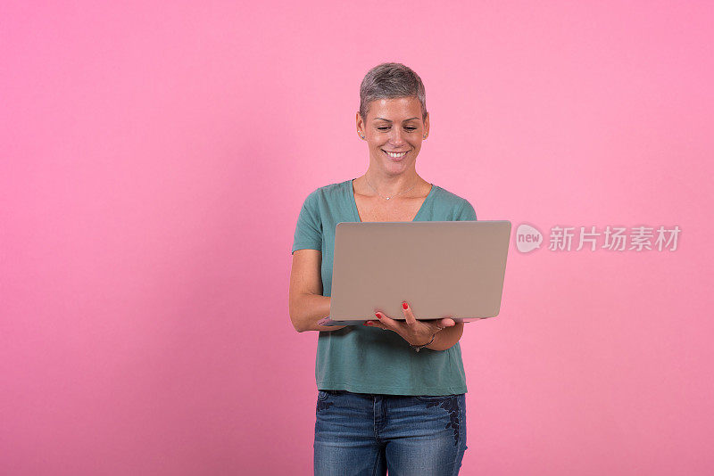 一个女人用笔记本电脑的画室肖像