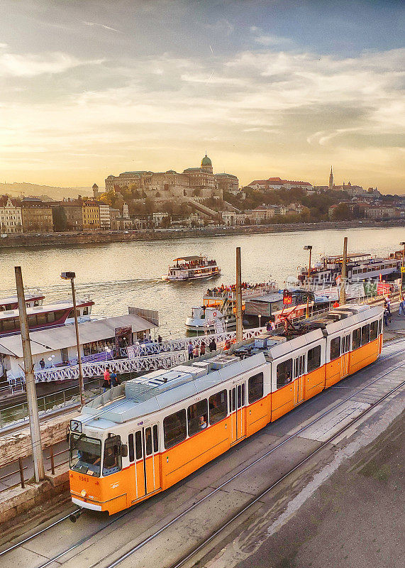匈牙利布达佩斯多瑙河旁典型的黄色电车鸟瞰图