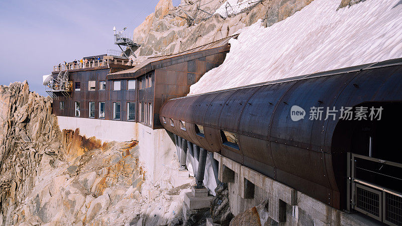 冬季仙境。的雪山风景。住房建设