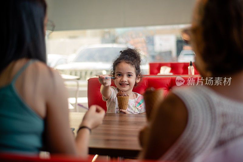 小女孩吃冰淇淋巧克力冰淇淋。
