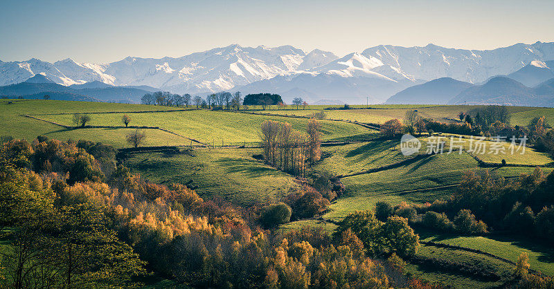 法国西南部秋天的风景，以比利牛斯山脉为背景