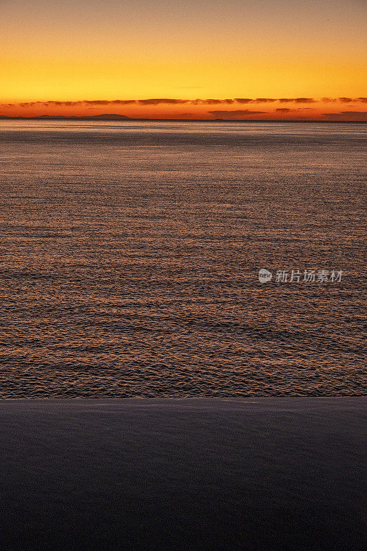 令人惊叹的彩色海景和日出的天空