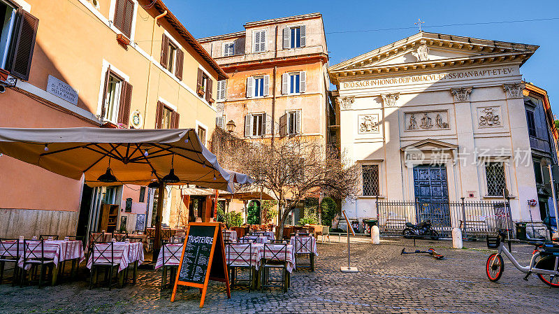 一个风景如画的小广场，位于罗马历史中心的古特拉斯提维尔区