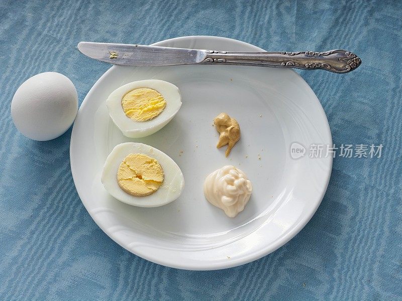 将煮熟的鸡蛋切成半片，配以蛋黄酱和第戎芥末