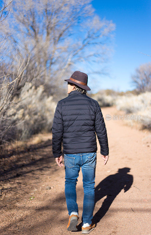 圣达菲，NM:冬天，男子在阳光明媚的阿罗约徒步旅行