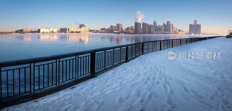 底特律，密歇根州——黎明时分的冬日天际线