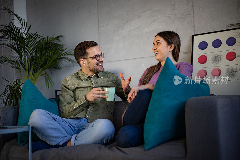 年轻的白种人夫妇在情人节的时候在家里亲热