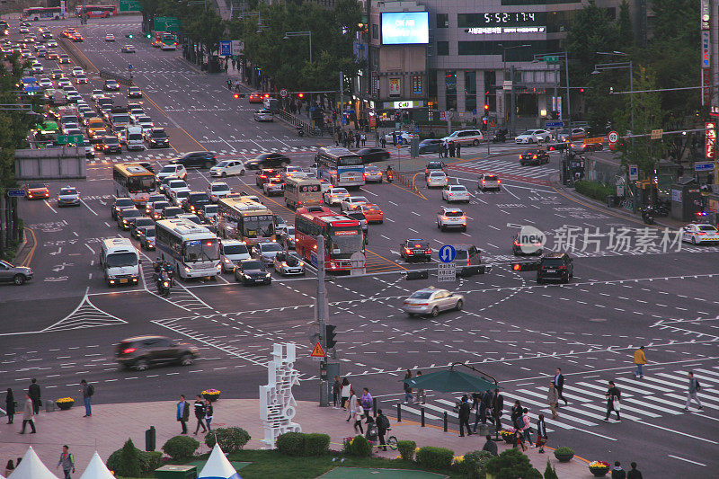 韩国首尔南大门附近的交通高峰时段