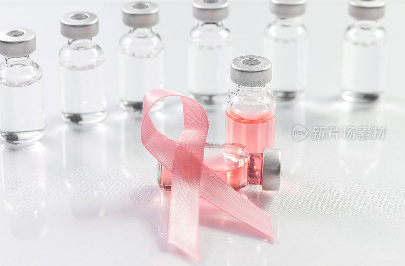 更好的药物在一排不同的药物前放着装在小玻璃瓶里的粉红色药物