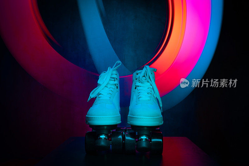 溜冰鞋和舞池里的迪斯科灯。