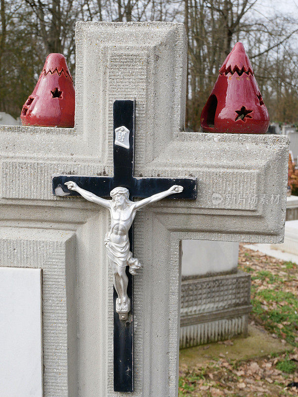 公共墓地的墓碑
