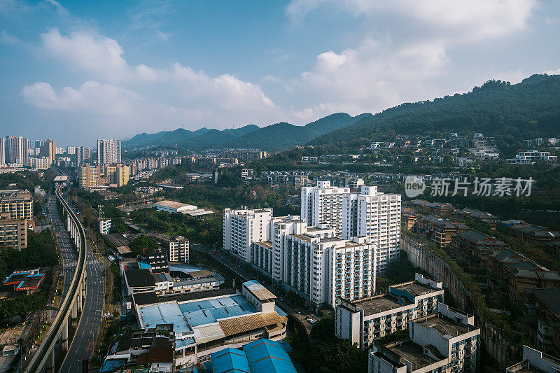 阳光明媚的重庆城市天际线