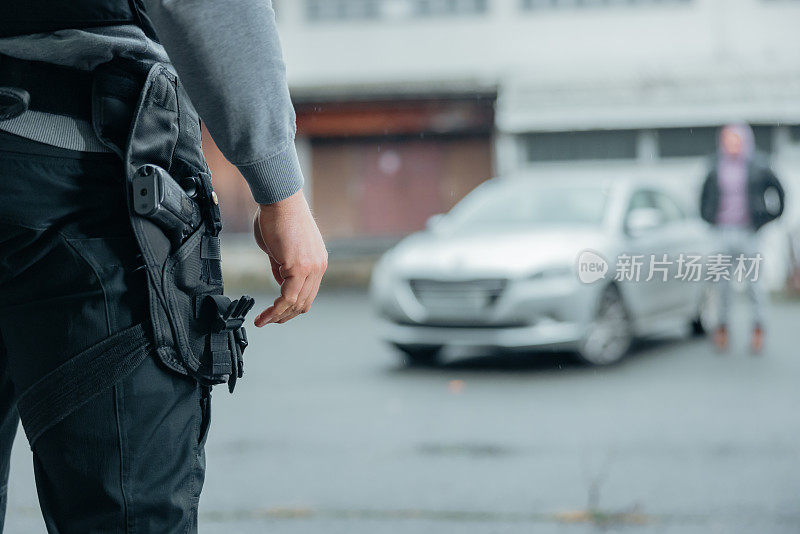 警察警告远处的嫌疑犯