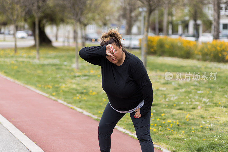 肥胖的西班牙妇女在有氧运动中因疲劳而出汗