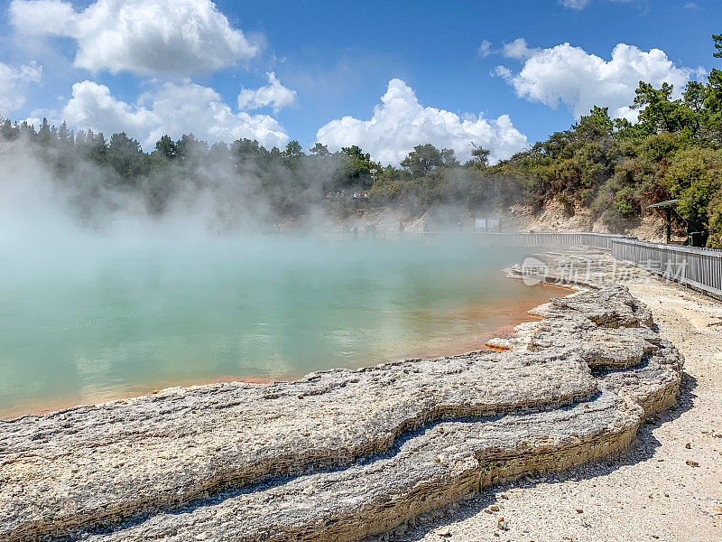 新西兰罗托鲁瓦公园的绿松石香槟池
