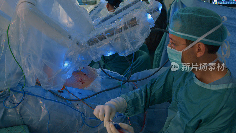 外科医生使用医疗机器人进行腹腔镜手术