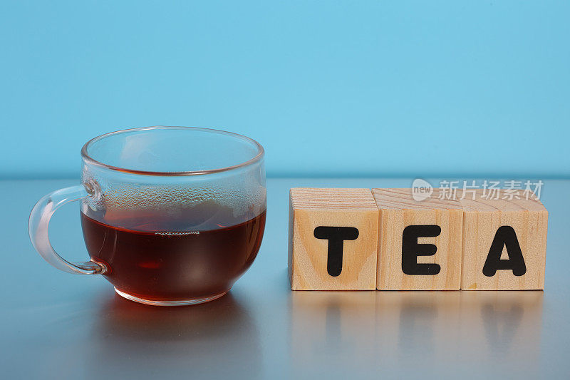 积木上有TEA两个字母