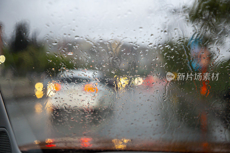 在雨天沿着繁忙的高速公路行驶的汽车视角