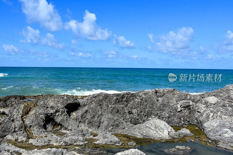 海岸线，岩石，大海和天空背景