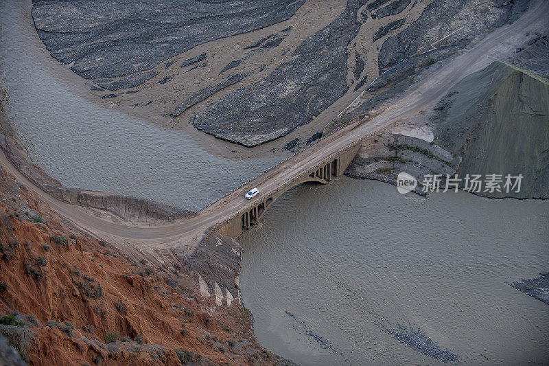 在峡谷和山脉河流流动的空中视图，新疆，中国