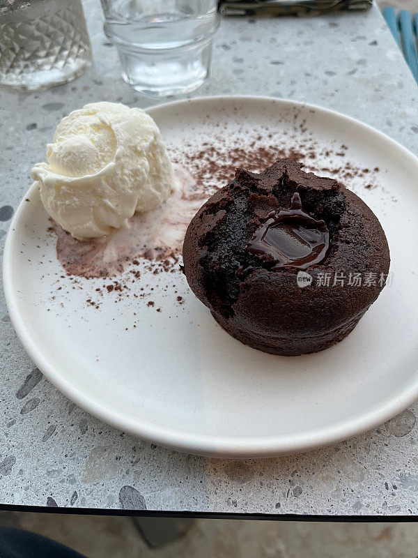 垂直拍摄的巧克力熔岩蛋糕和香草冰淇淋
