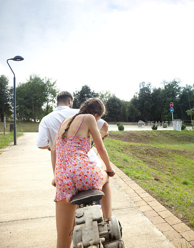 幸福的情侣骑着双人自行车