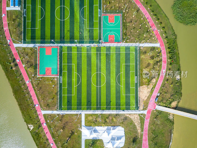 位于湖中央小岛上的新足球场航拍图