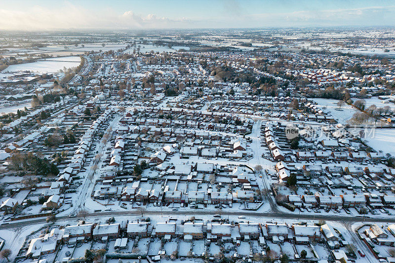 鸟瞰典型的英国住宅小区覆盖在冬季雪