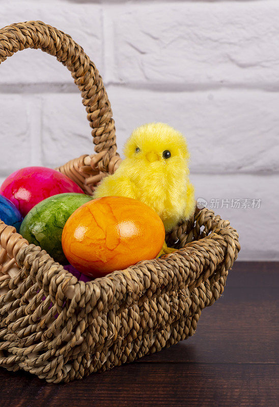 复活节。篮子里有彩绘的复活节彩蛋、玉兰花和鸡